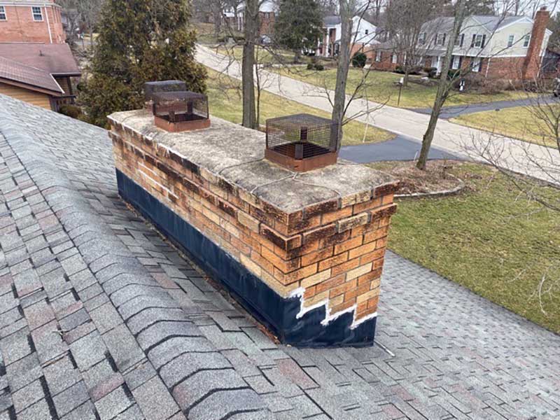 Chimney masonry with stains, damaged crown and inefficient chimney caps